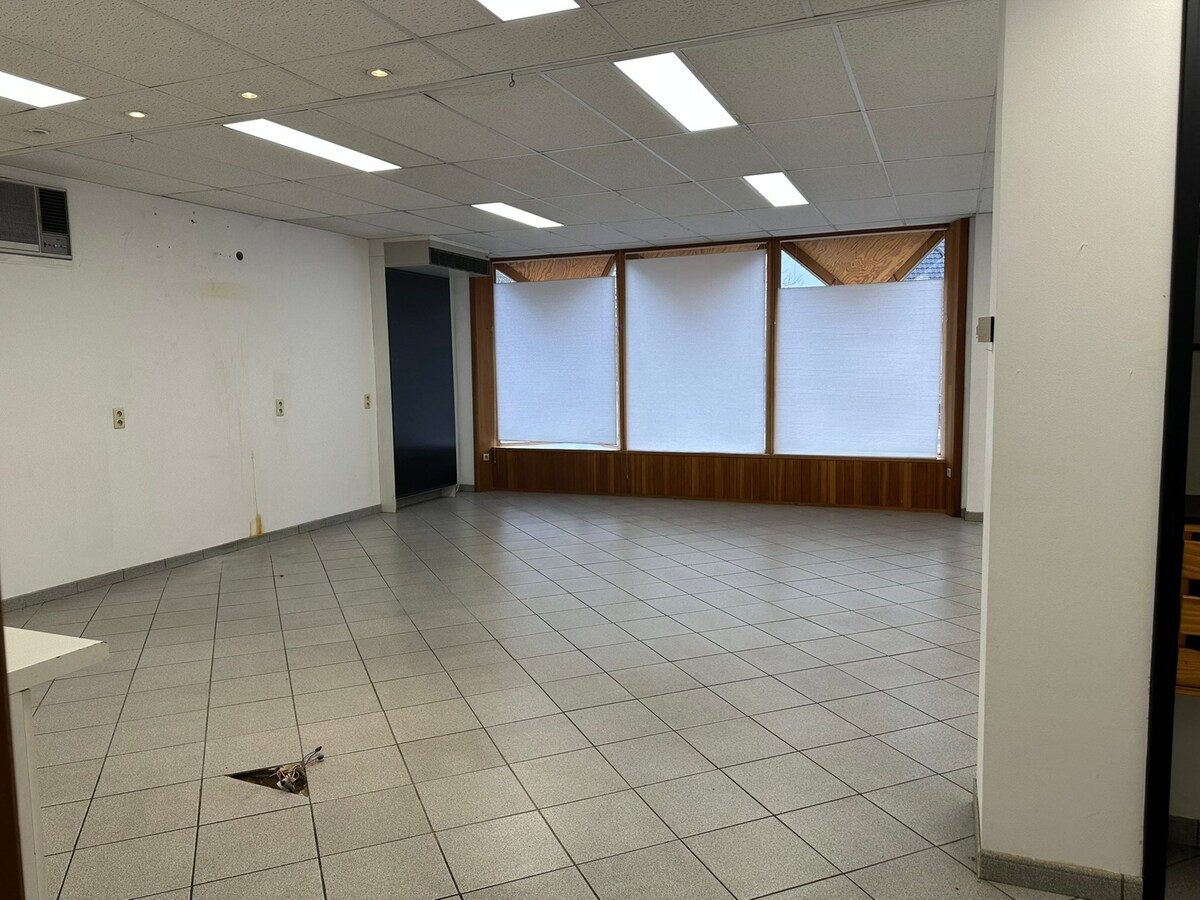 Commercieel gelijkvloers met  mooie etalage, en privé parking 