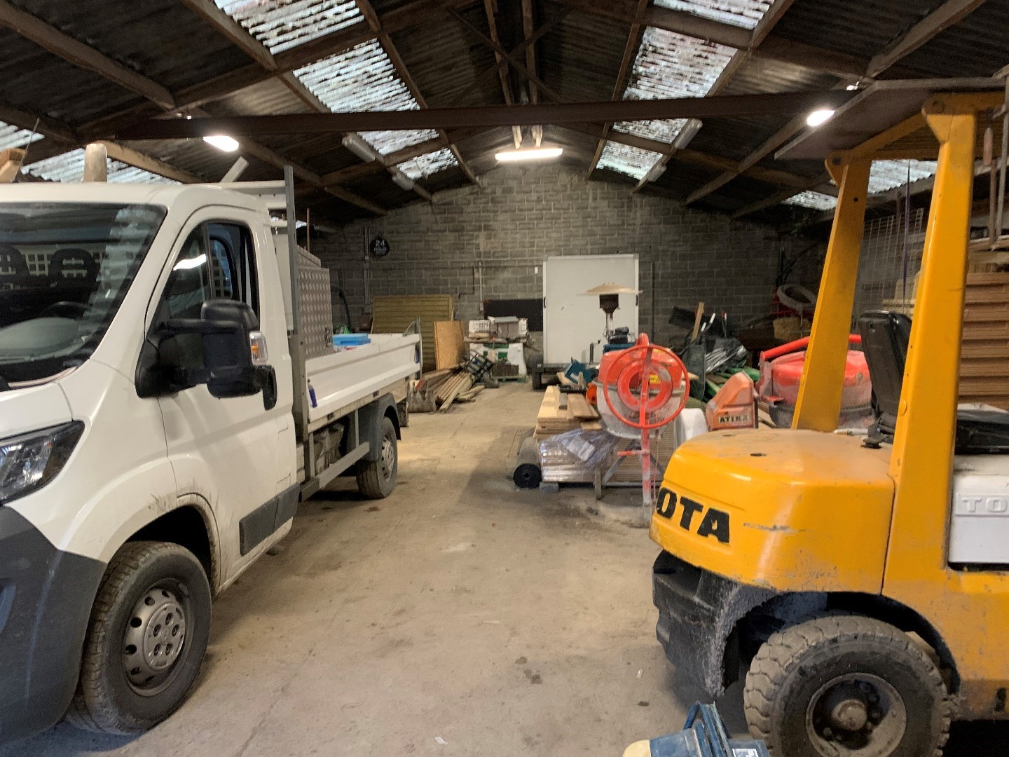 Alleenstaand magazijn op groot stuk grond 330000 euro 