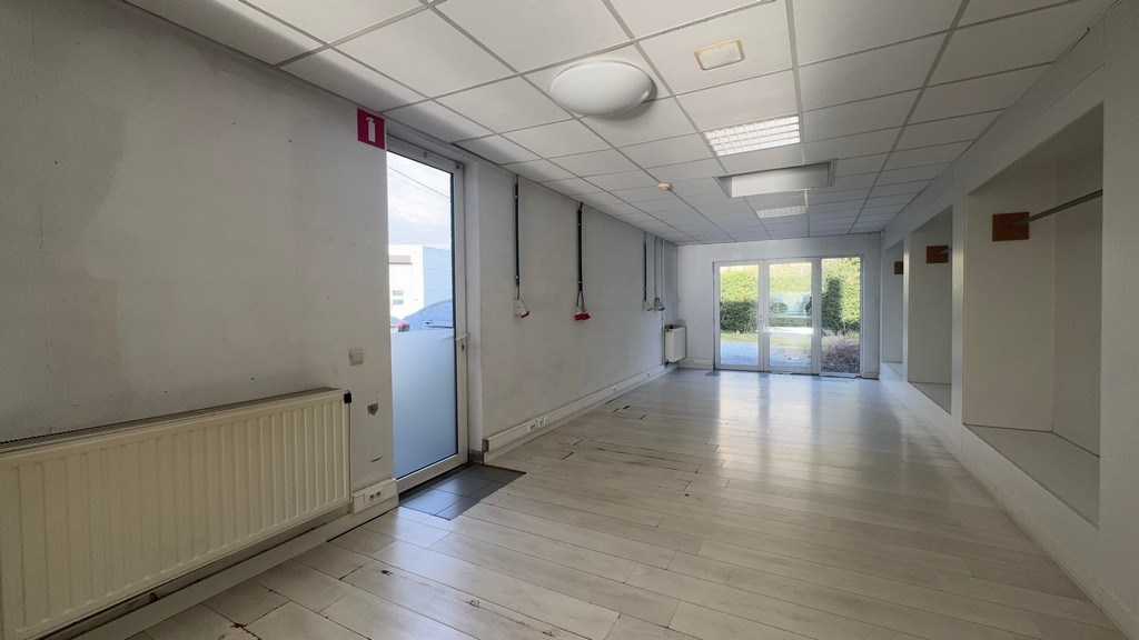 Commercieel gelegen handelspand te koop in Deinze (Astene)