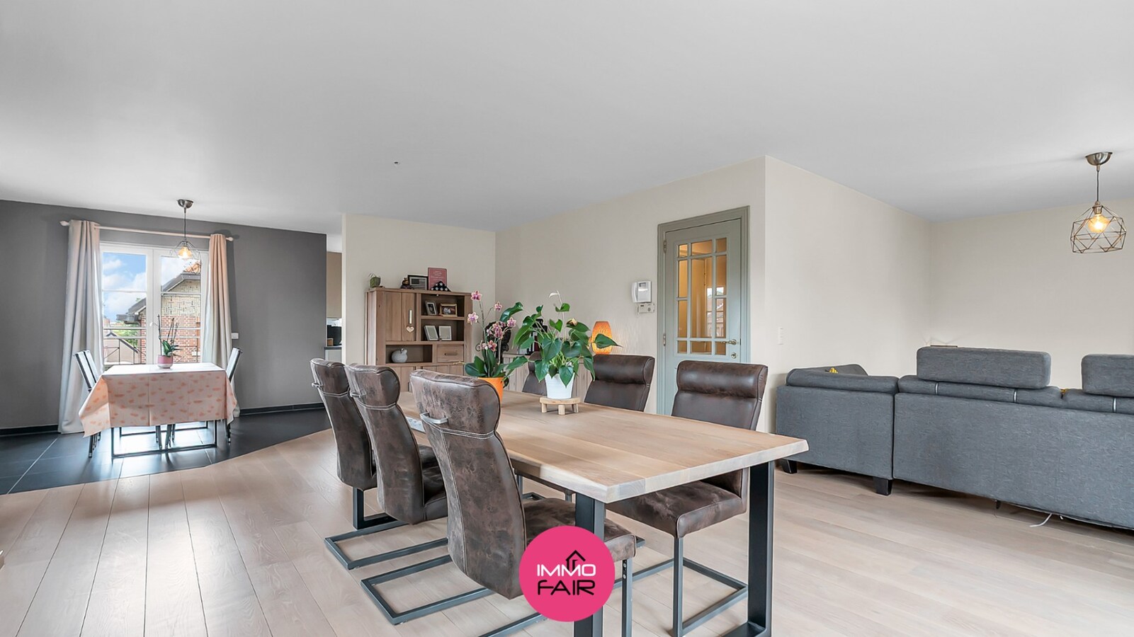 Ruim duplex appartement met privatief terras en garage in Hees 