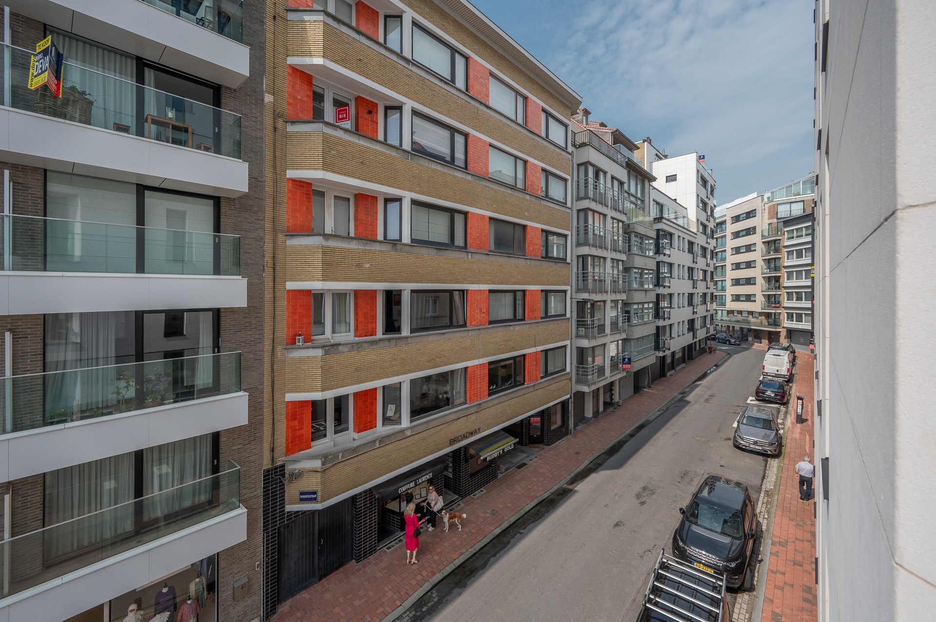 Op de tweede verdieping van de exclusieve residentie Triangle Vert, een gebouw geïnspireerd op de iconische Flat Iron in New York, vindt u dit uitzonderlijke hoekappartement. 