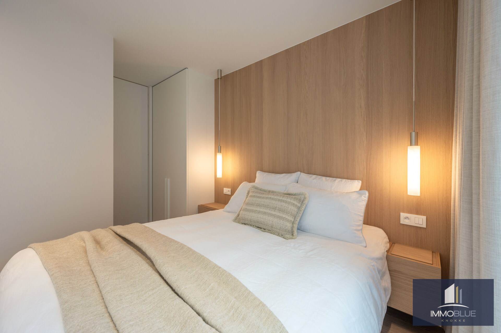 Prachtig gerenoveerd drie-slaapkamerappartement op een toplocatie vlak bij de Zeedijk en genietend van een zijdelings zeezicht. 
