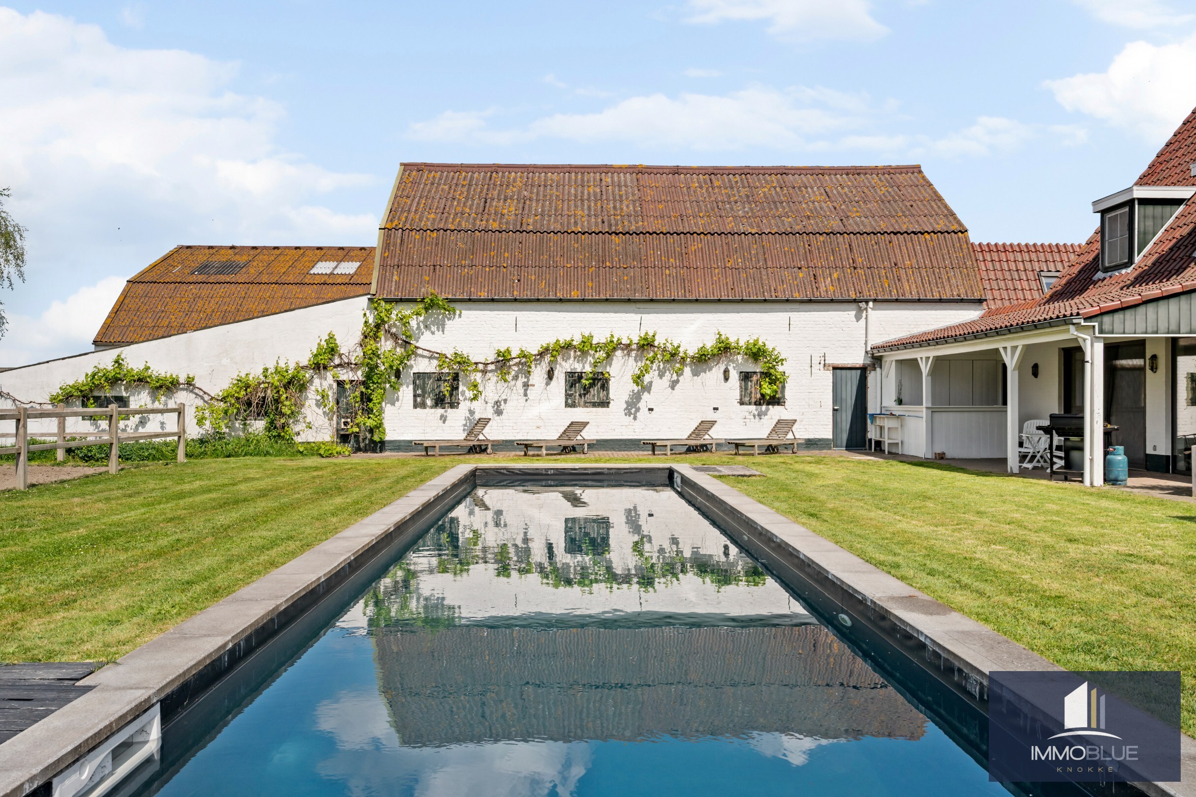 Domaine idylliquement situé avec maison rénovée, espace professionnel et installations équestres étendues. 