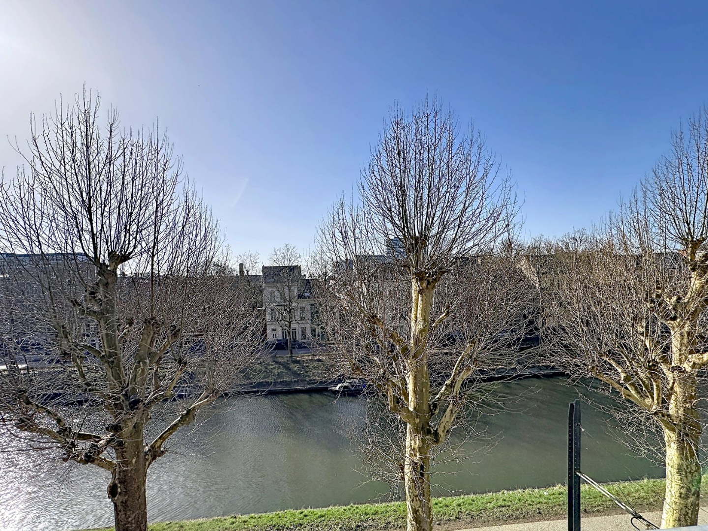 Appartement met slaaphoek en zonnig terras gelegen aan de Coupure 