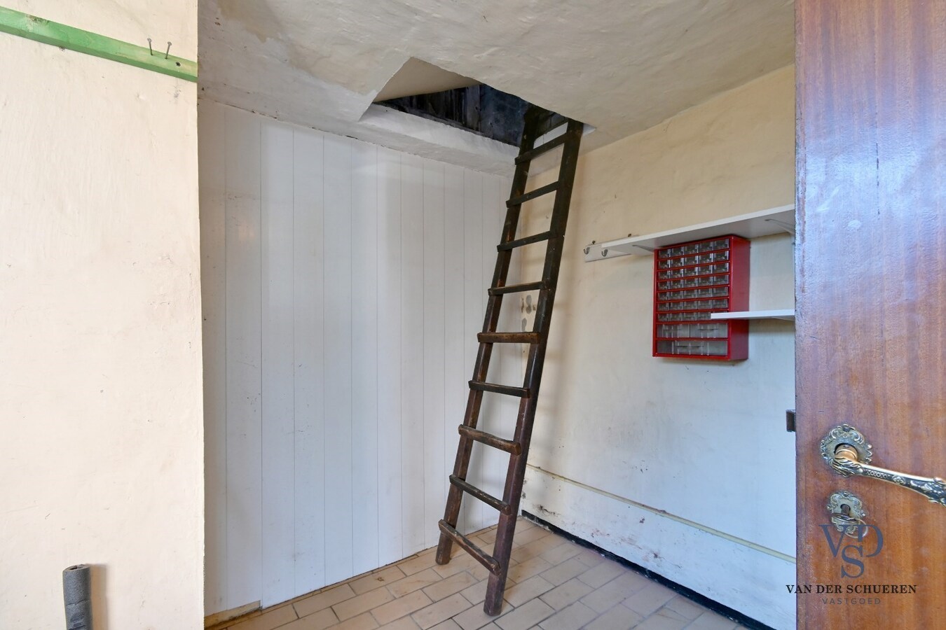 Degelijke, ruime woning (op te frissen). 