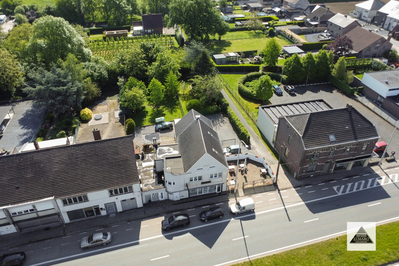 2  woongelegenheden met handelsruimte , grote tuin, 1448 m² 