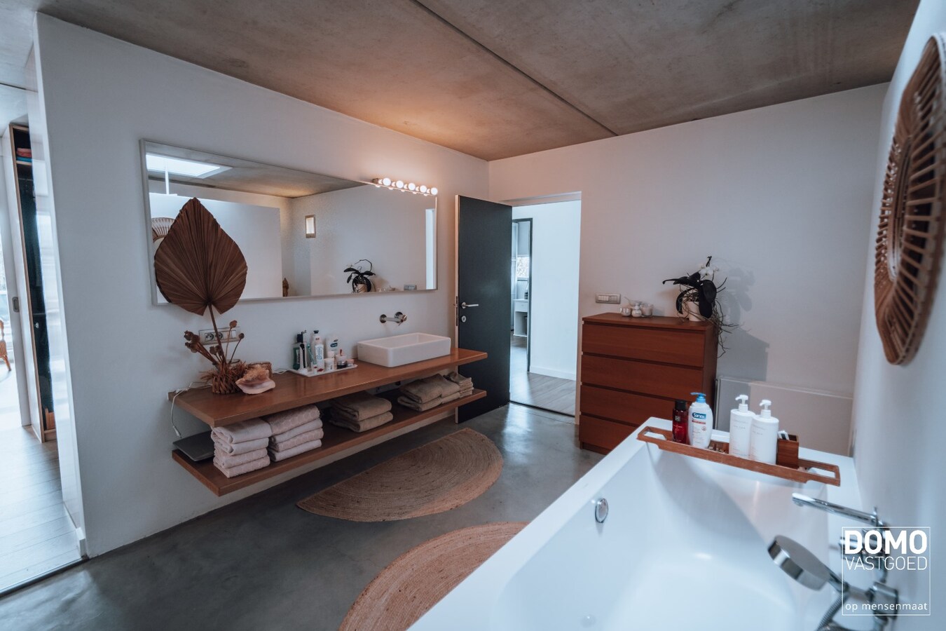 UNIEKE HALF OPEN WONING IN INDUSTRIËLE LOOK MET 3 SLAAPKAMERS, 2 BADKAMERS EN TUIN GELEGEN TE HASSELT 