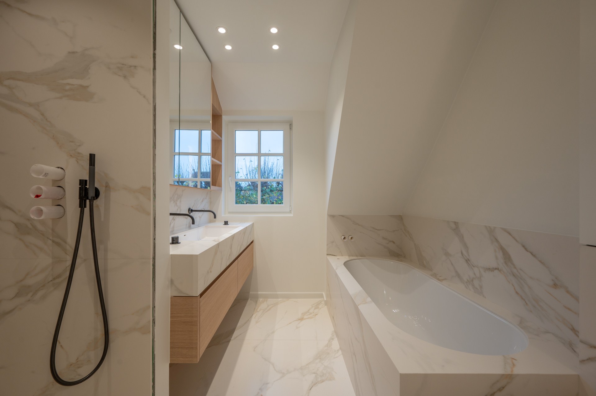 Villa exclusive entièrement meublée avec 5 chambres, piscine et double garage - emplacement prestigieux et calme près du Zoute. 