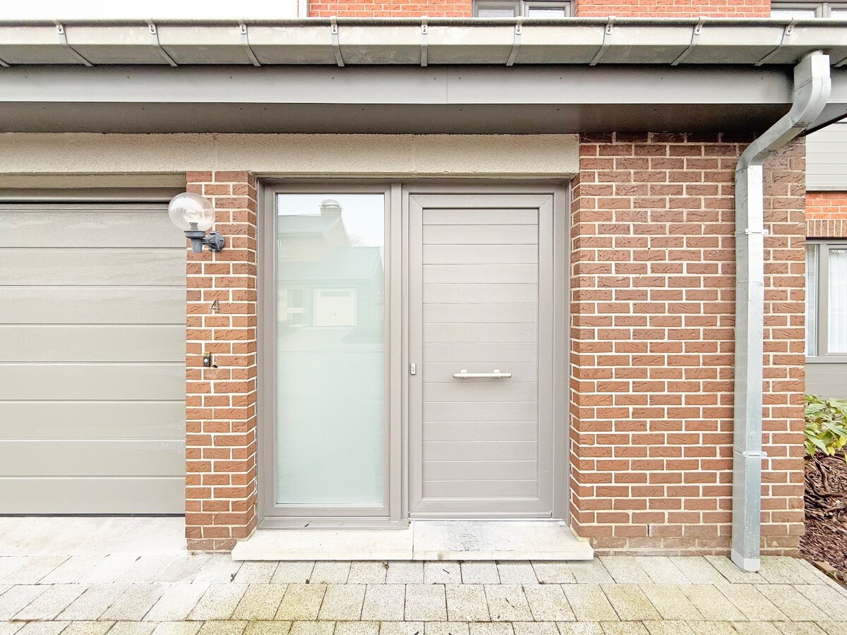 Op te frissen HOB met garage en tuin te Bijloke 