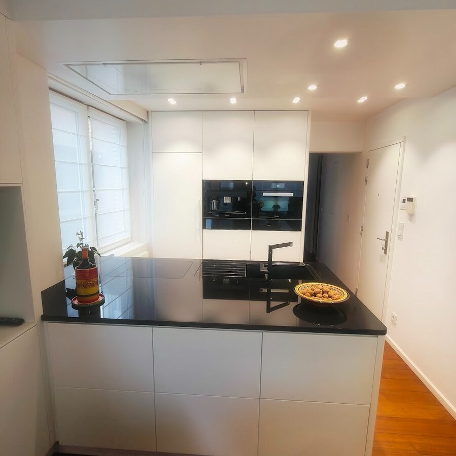 Instapklaar bemeubeld hoekappartement met 2 slaapkamers te koop in Oostende 