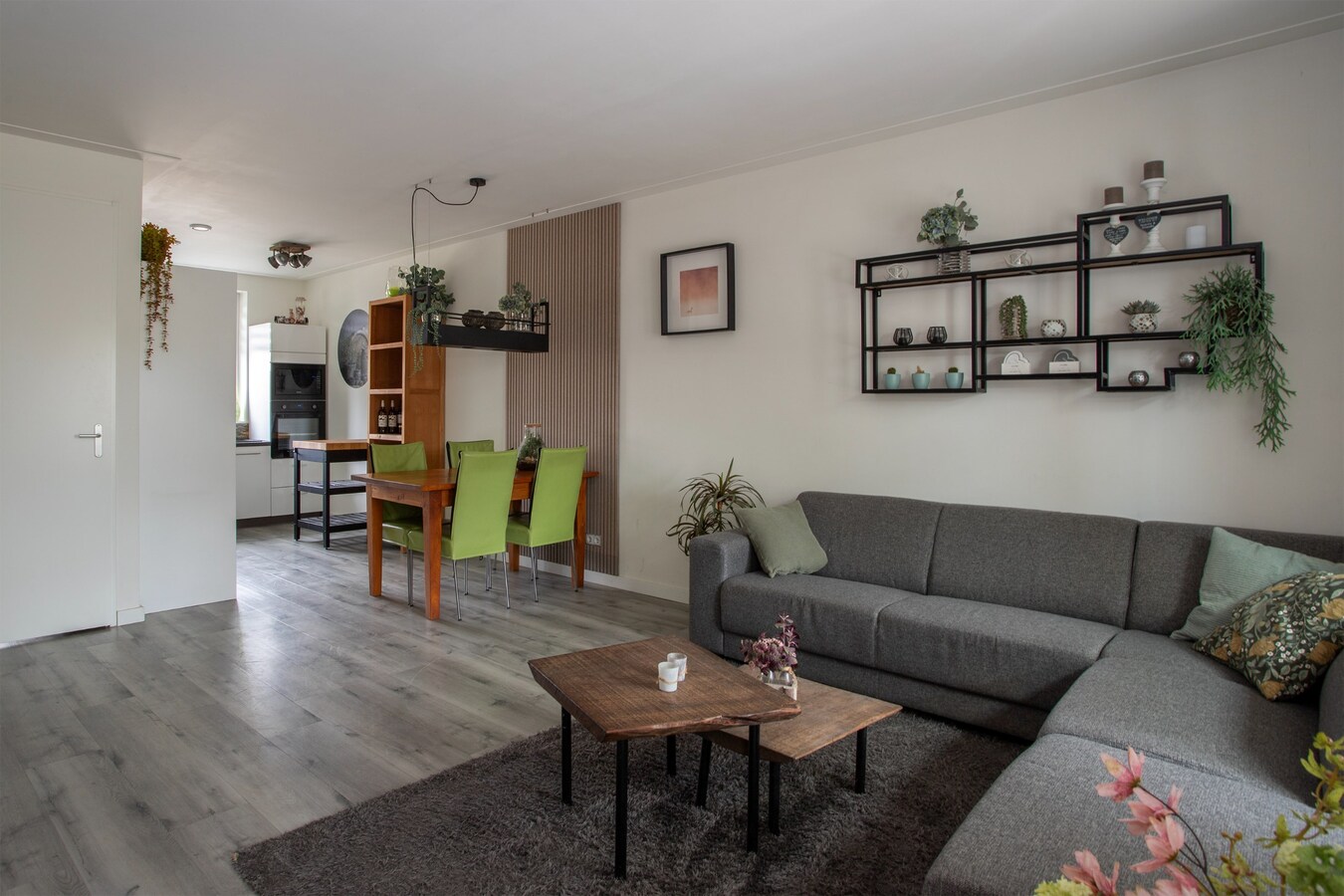 Nagenoeg nieuwe, netjes afgewerkte tussenwoning op 112 m² met berging, overkapping en een vrije achterom. 