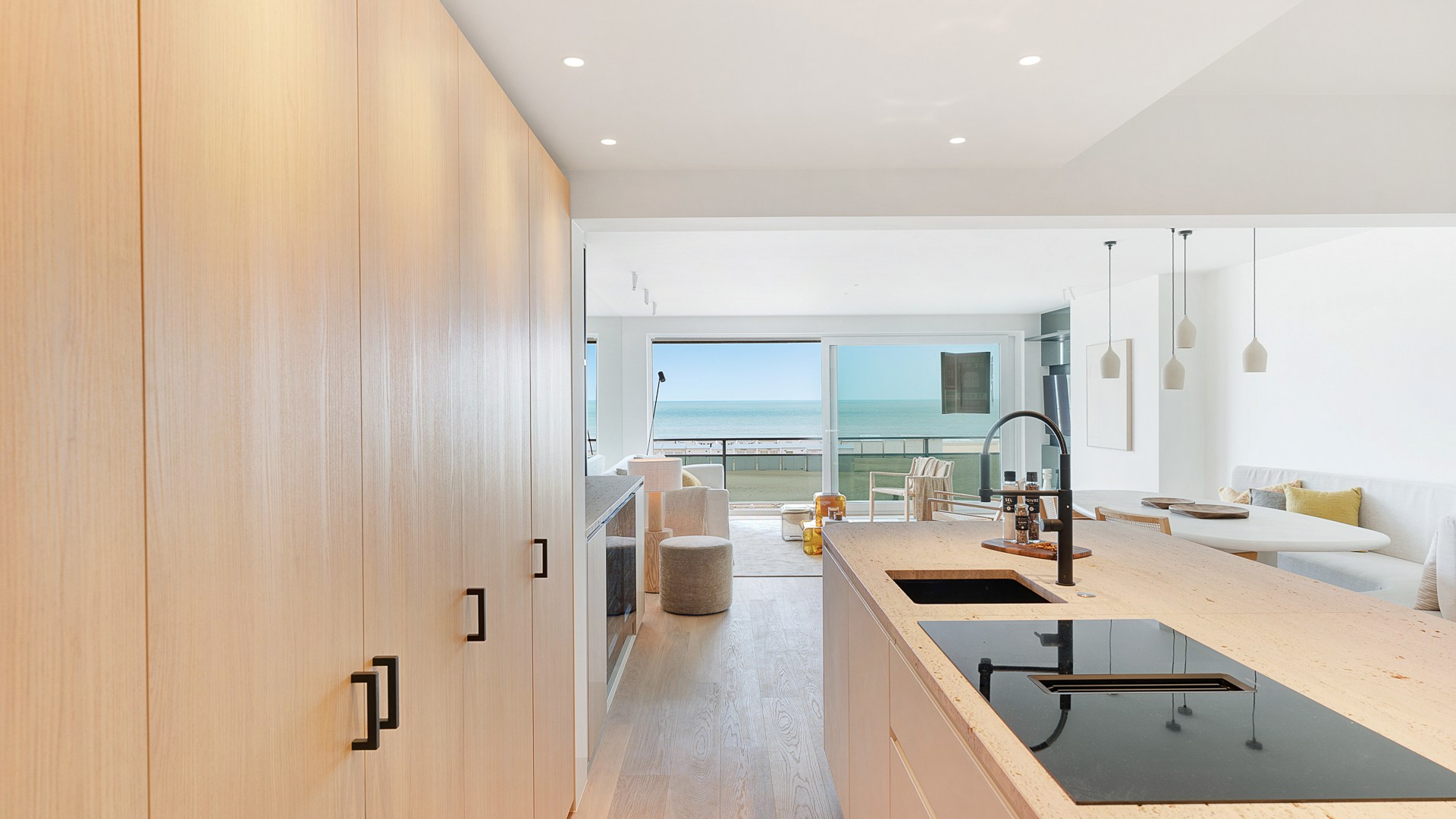 Op een absolute topligging aan de zeedijk in het Zoute bevindt zich dit prachtig gerenoveerde appartement op de eerste verdieping van een standingvolle residentie, met een gevelbreedte van 5,20 meter 