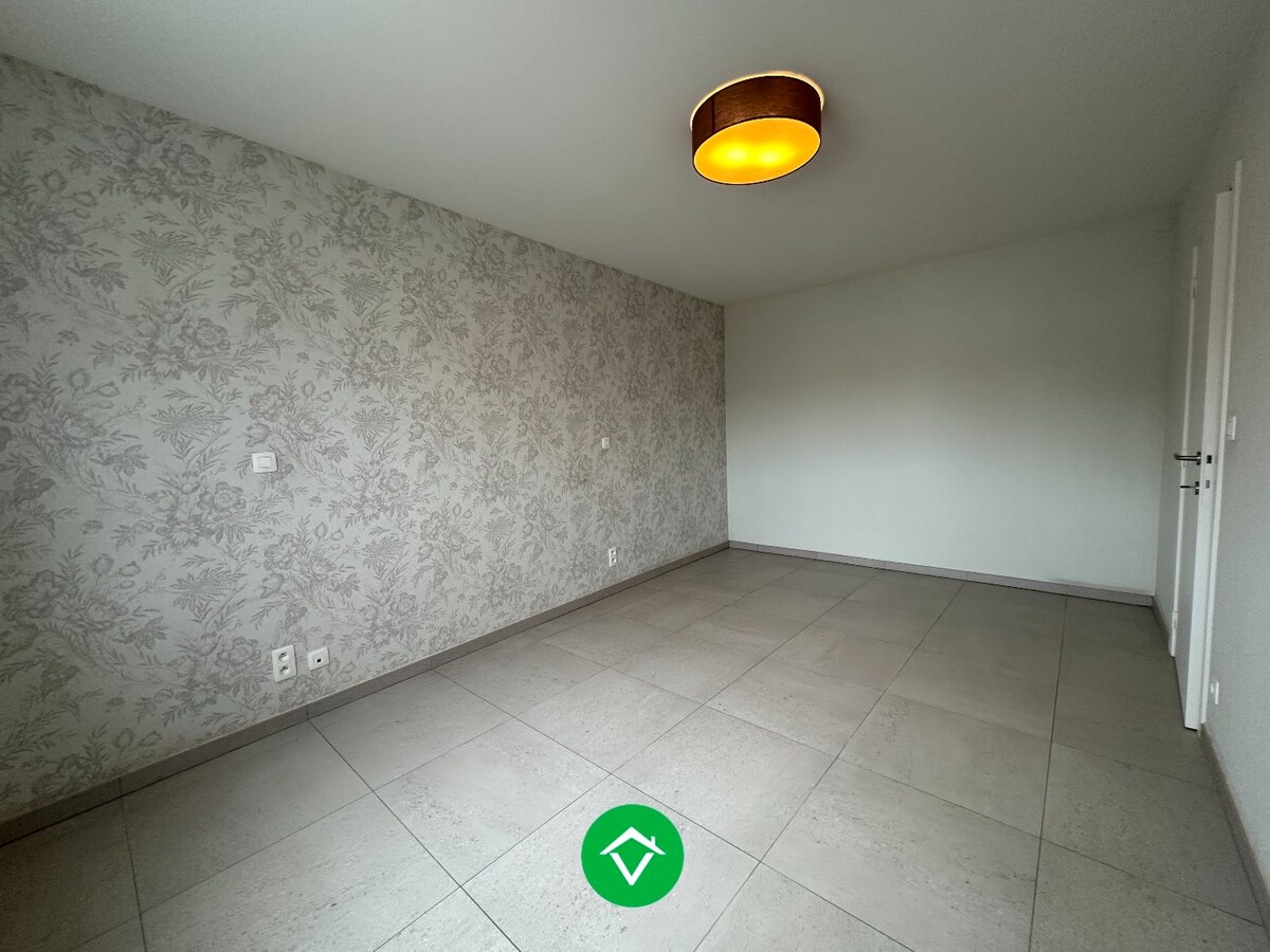 Charmant 2-slaapkamerappartement met garage en extra berging aan markt Kortemark 