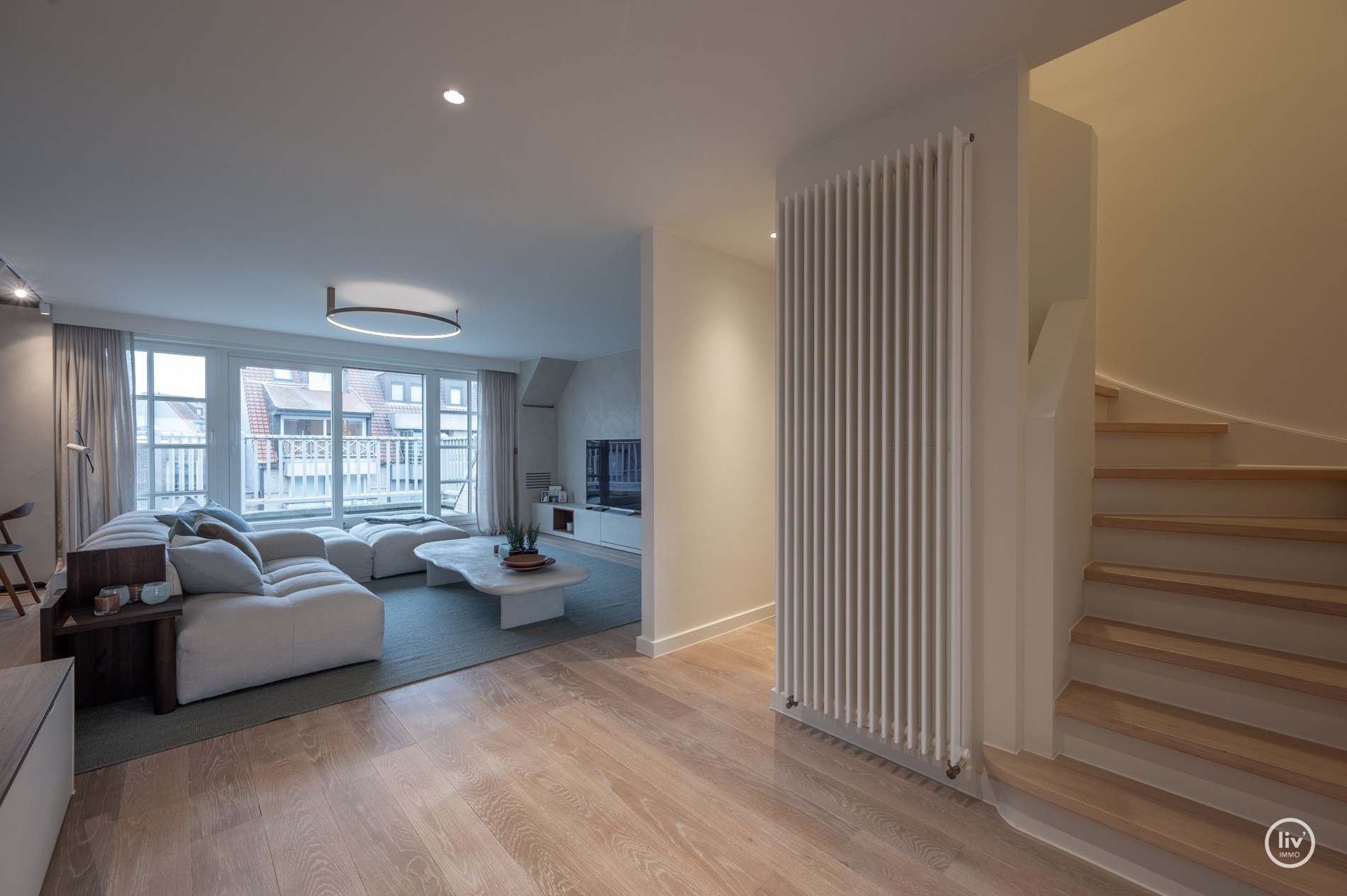 Prachtig gerenoveerd duplexappartement, ideaal gelegen vlakbij de Heilig Hartkerk in het hart van Knokke. 