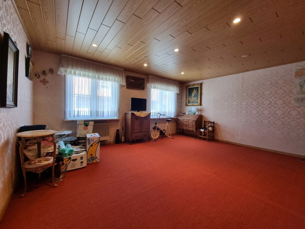 Te moderniseren woning op centrale ligging te Heist 