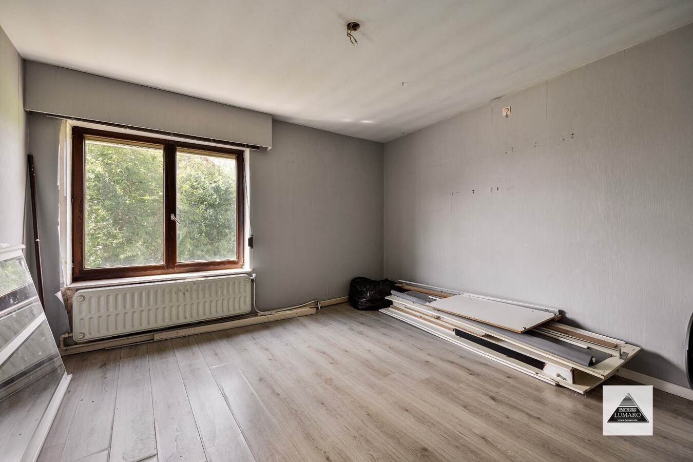 Ruime woning met 4 slaapkamers en hobbyruimte/winkel. 