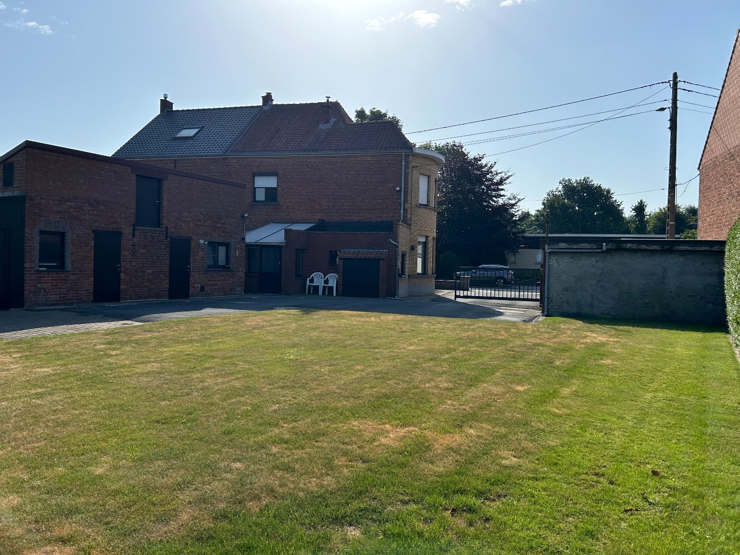 Grote en stevige woning, met garages, bergruimte en tuin op 1.324m² 