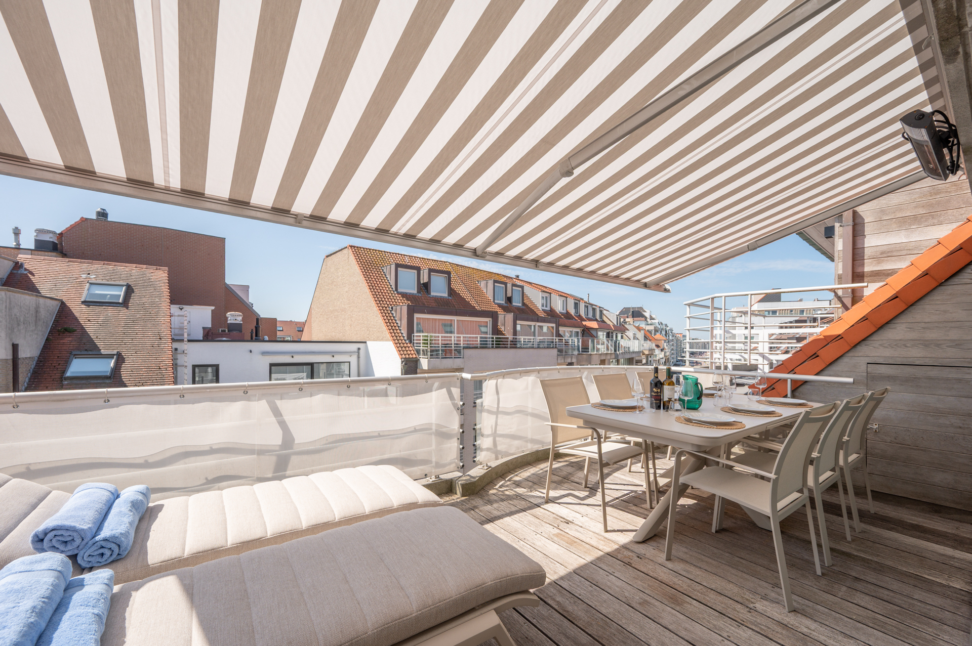Exclusif duplex penthouse avec 3 chambres et terrasse ensoleillée, situé dans un emplacement de choix près de la place Rubens et de la mer. 