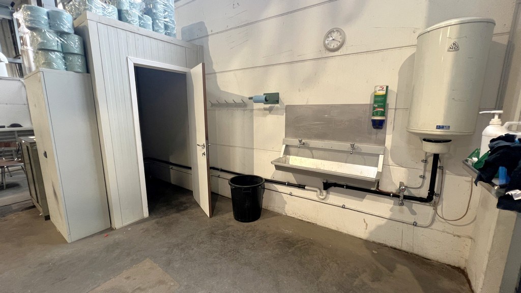 Magazijn met rolbrug en kantoren nabij N47 in Zele