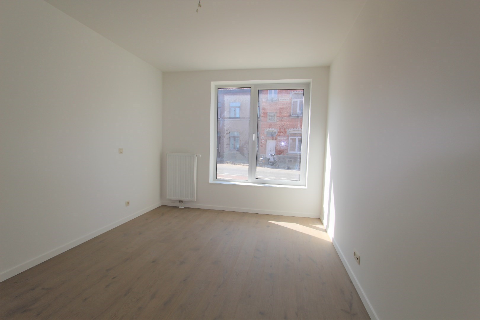 RECENT GELIJKVLOERS APPARTEMENT MET GROOT TERRAS EN AUTOSTAANPLAATS 