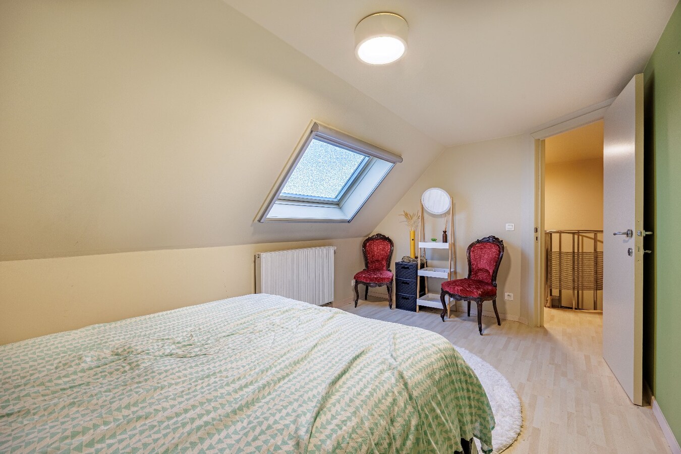 Ruime en veelzijdige bel-étagewoning met 5 slaapkamers, zuidgerichte terrassen en studio/praktijkruimte nabij de zeedijk. 