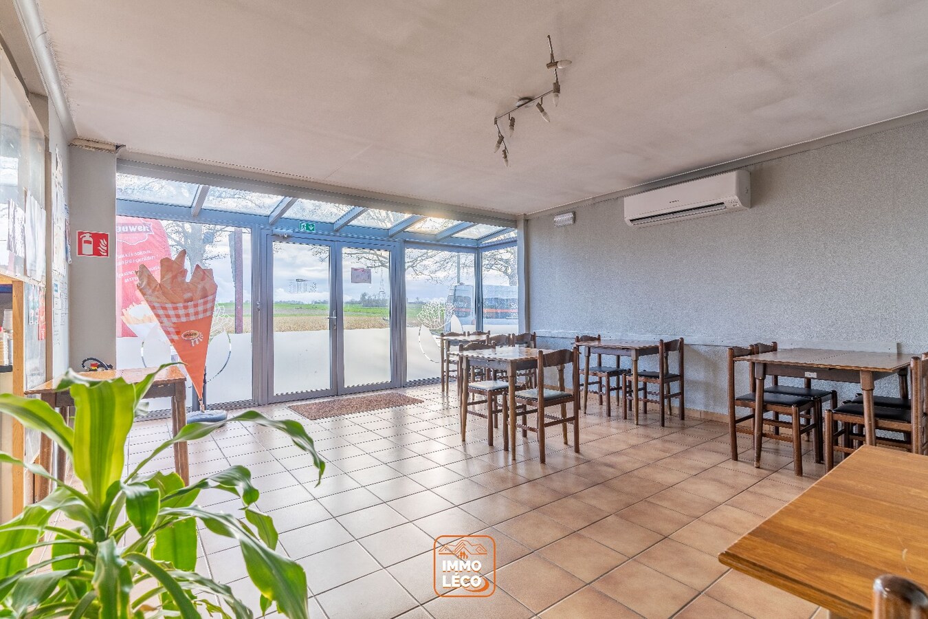 Bâitment et terrain à bâtir à Marquain située sur un axe principal 