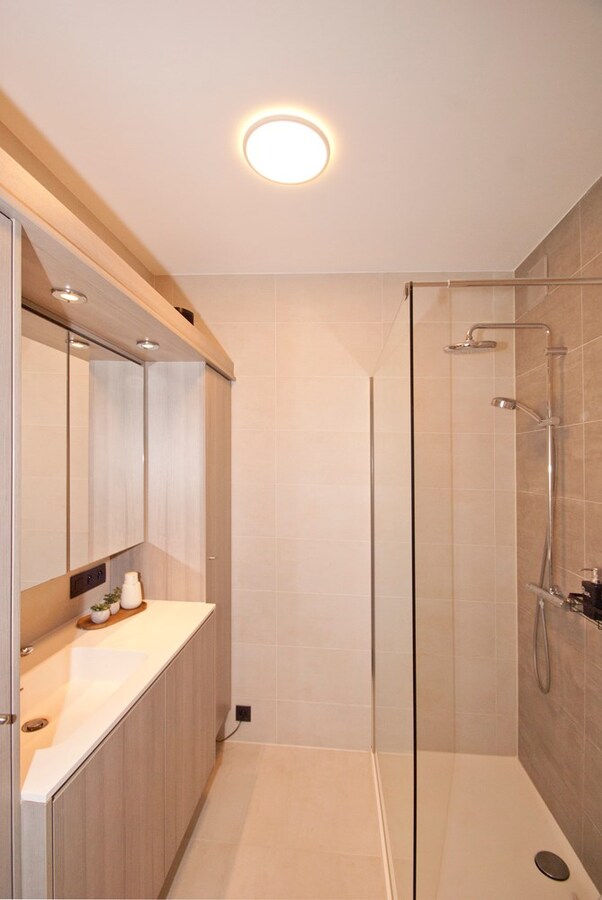 Instapklaar gelijkvloers - 2 slpks - ruim terras - parking 