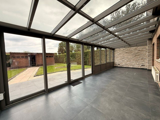 Halfopen woning met 3 slaapkamers, inpandige garage en mooie tuin in Kleine Brogel. 