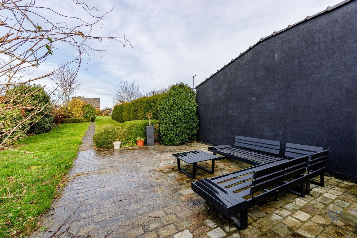 Ruime, deels gerenoveerde Half Open Bebouwing 