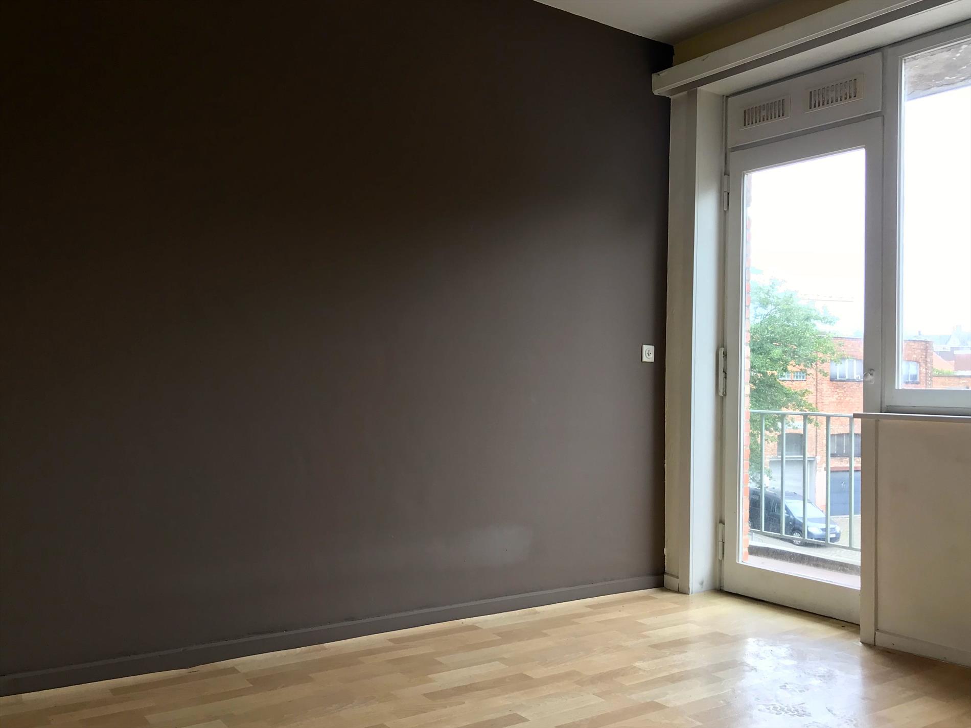 Op te frissen appartement op enkele minuten van markt 