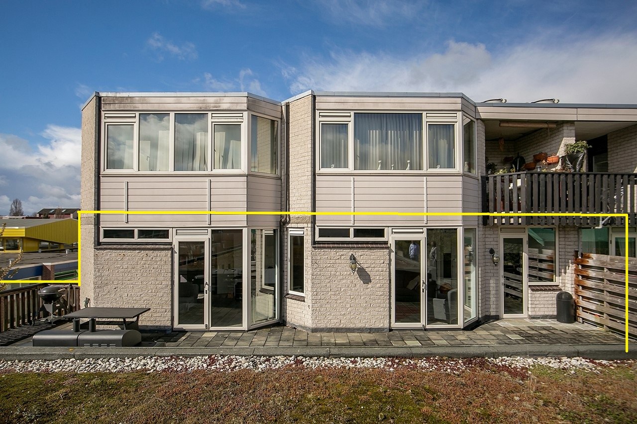 Ruime 4- (voorheen 5) kamer woning op 1e etage met riant terras van 45 m² en een berging en overdekte parkeerplaats op begane grond. 