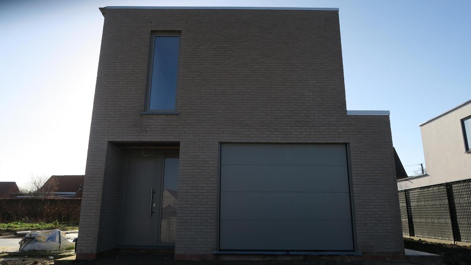 Moderne halfopen nieuwbouw woning  met 3 slpkmrs in rustige wijk. 