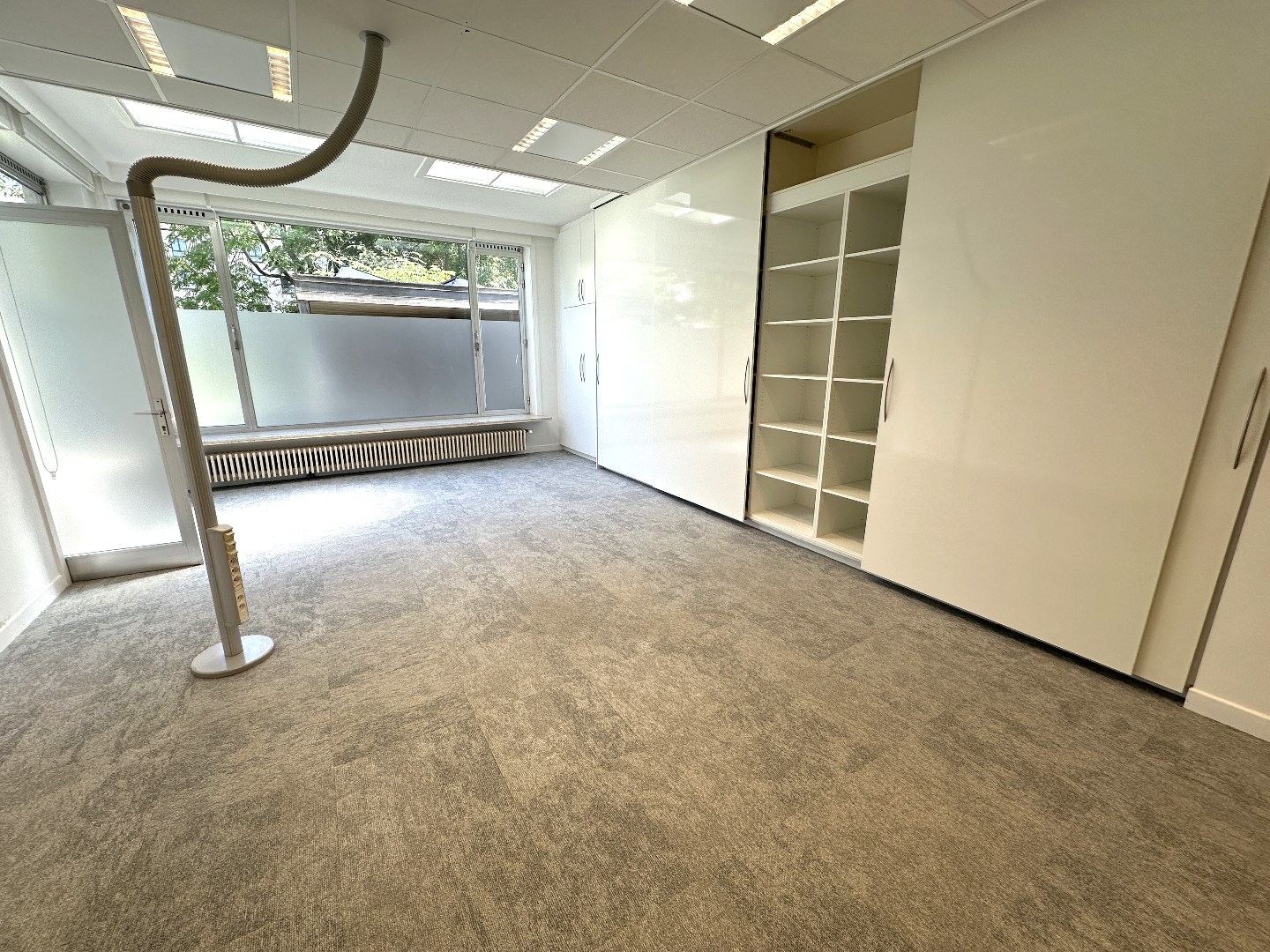 Instapklare kantoorruimte (+/- 100 m²) met 2 parkeerplaatsen, Torhout centrum 