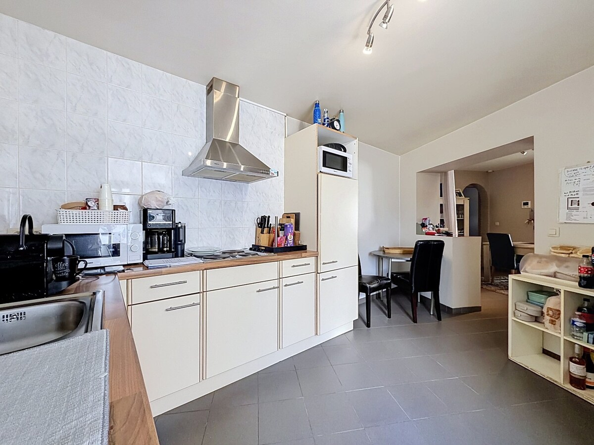 Verder te renoveren woning met garage en tuin nabij centrum Herzele 