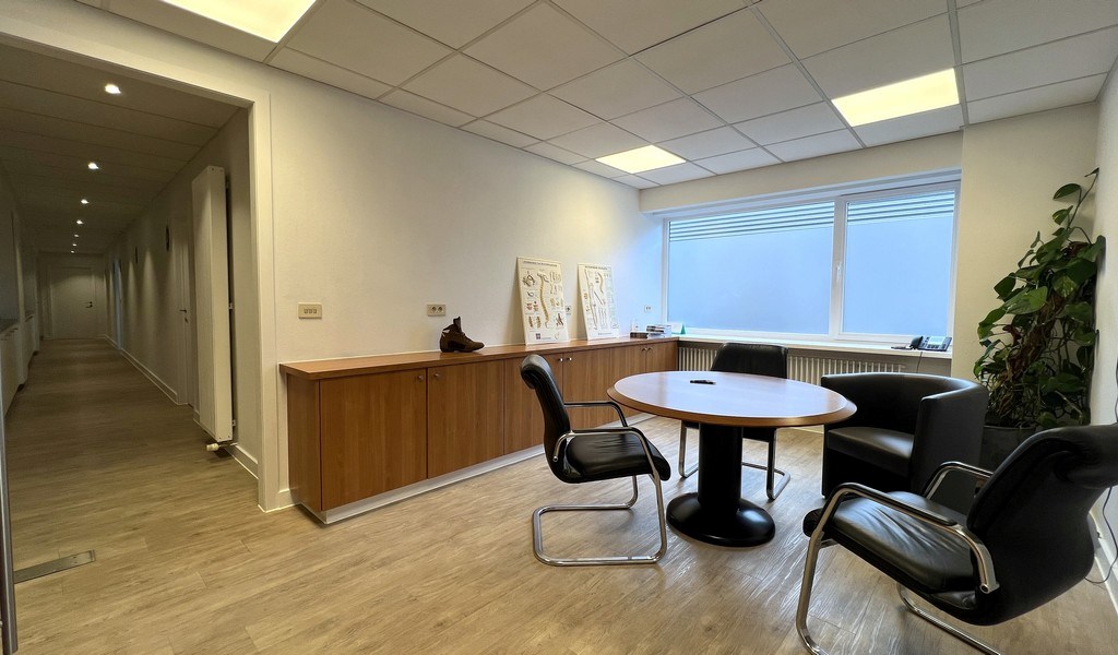 Magazijn met kantoren te huur in Merelbeke-Melle