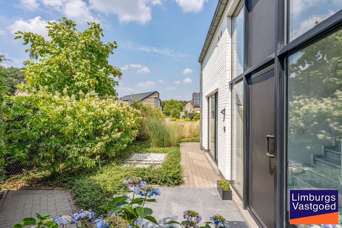 Moderne architectenwoning met mooie tuin en zwembad, 5 slaapkamers in Hasselt, OB op 8a12ca in doodlopende straat 