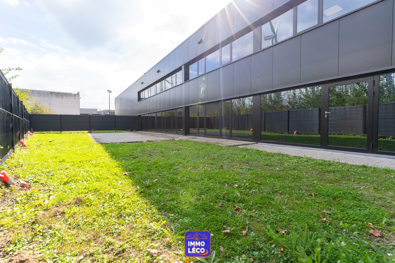 Show-Room rénové de 470m² offrant une situation exceptionnelle, parking et jardin. 