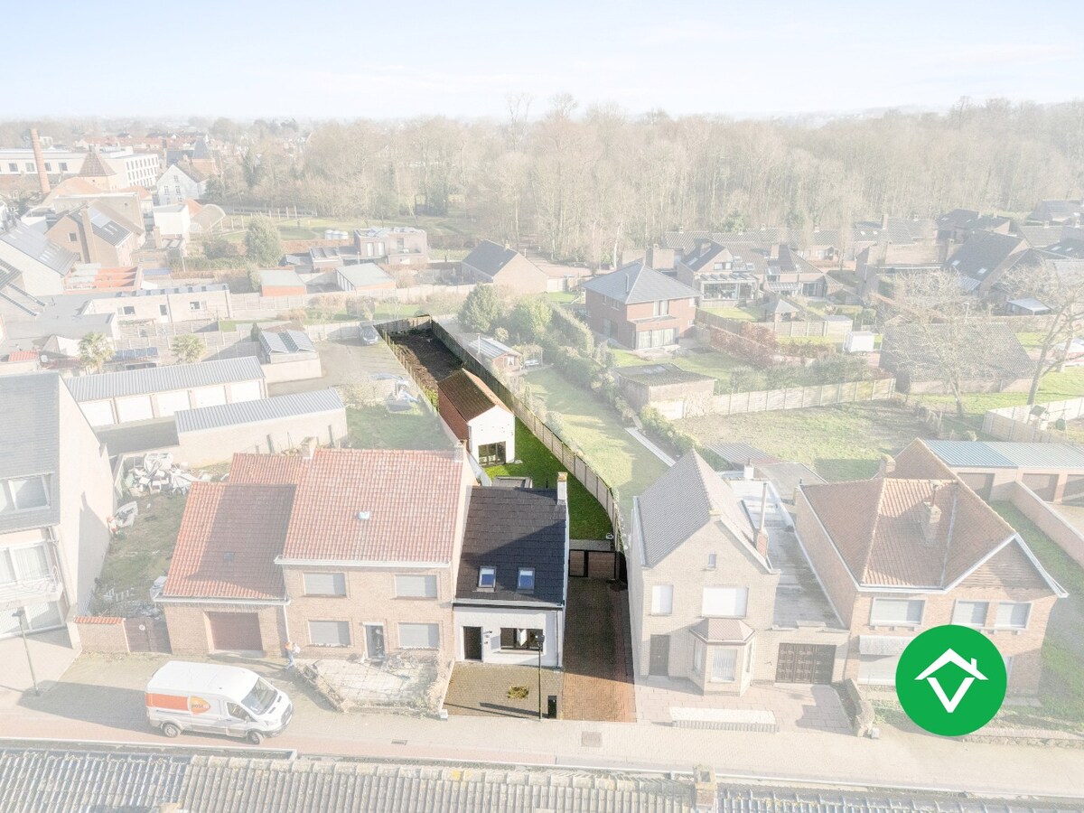 Volledig vernieuwde woning met 3 slaapkamers en bijgebouw in centrum Koekelare 