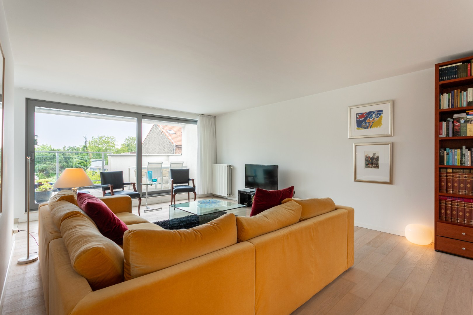 Instapklaar duplex app. met garageboxen te Beersel 