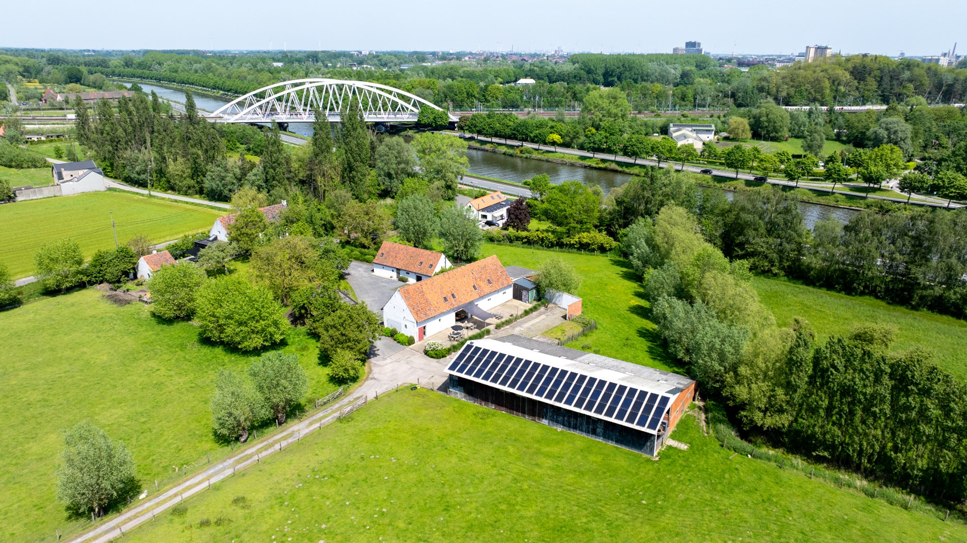 Unieke, compleet gerestaureerde hoeve in het pittoreske Drongen 