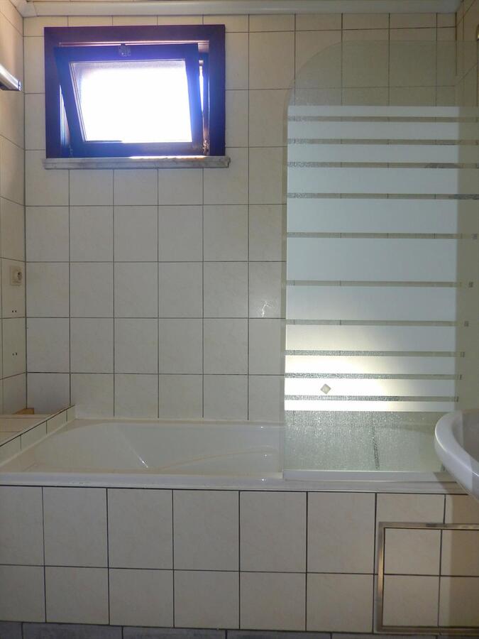 Ruime woning met grote opslagplaats/loods en zonnige tuin 