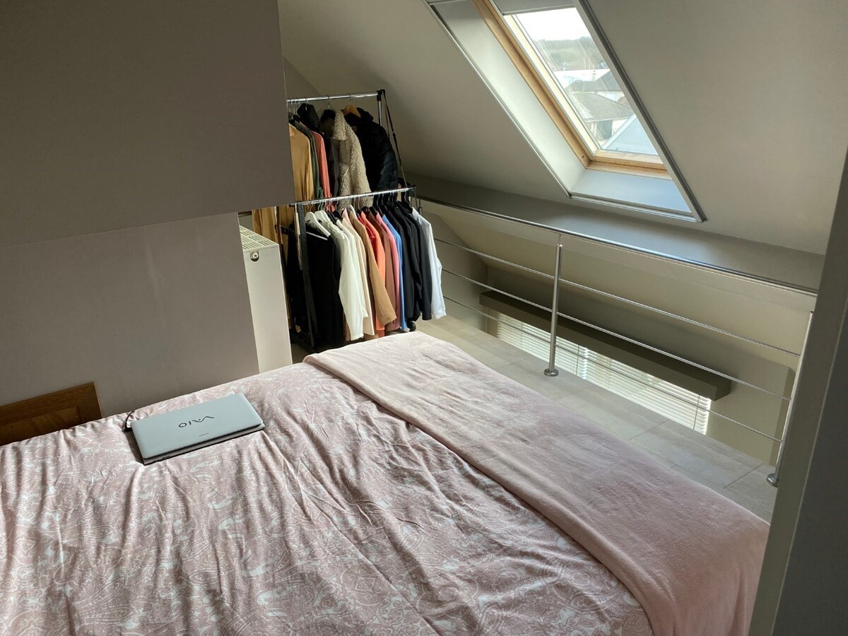 Eigentijds duplex-appartement met  autostaanplaats en kelder. Geen vaste kosten. 