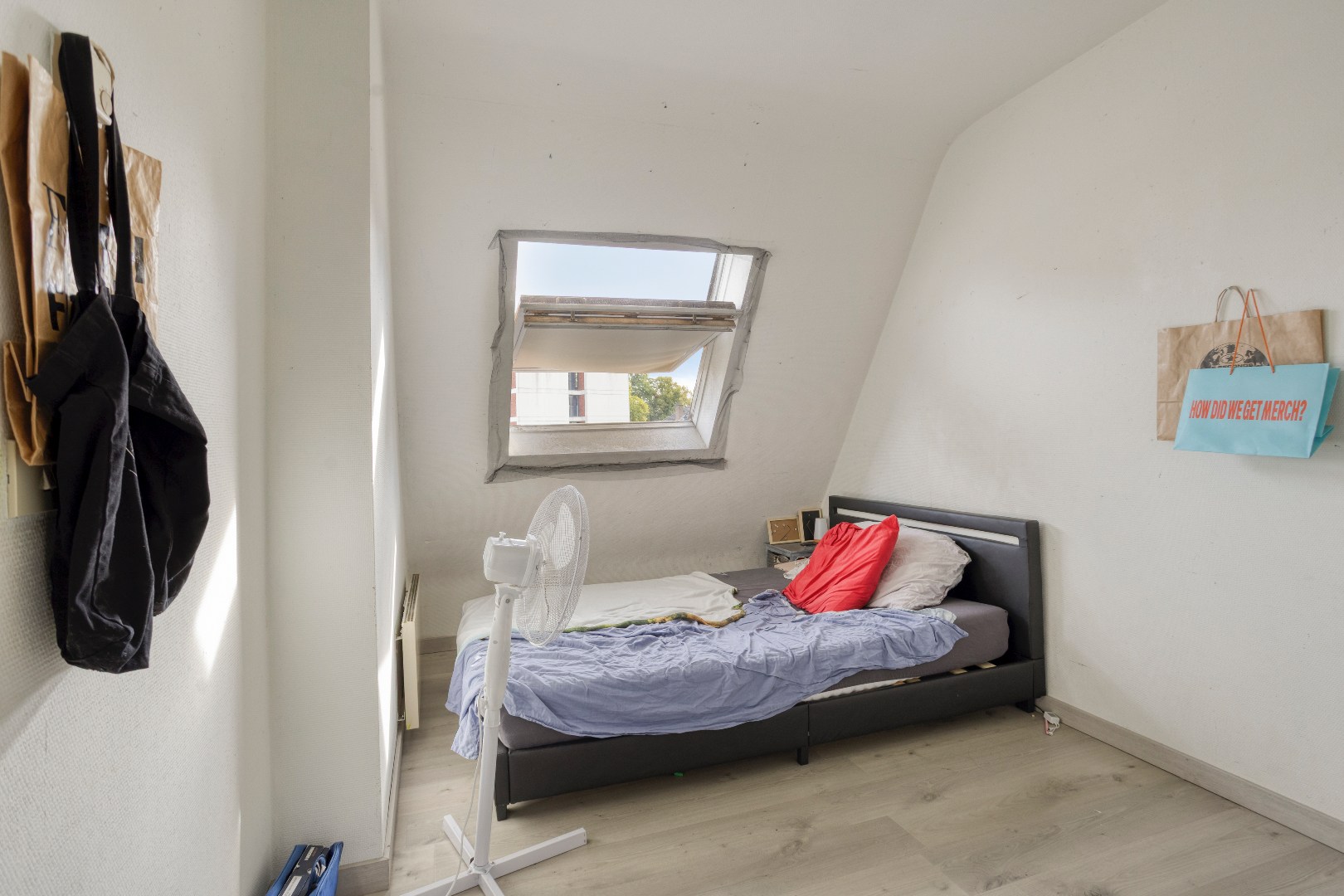 Handelspand met woonst te Halle-centrum 