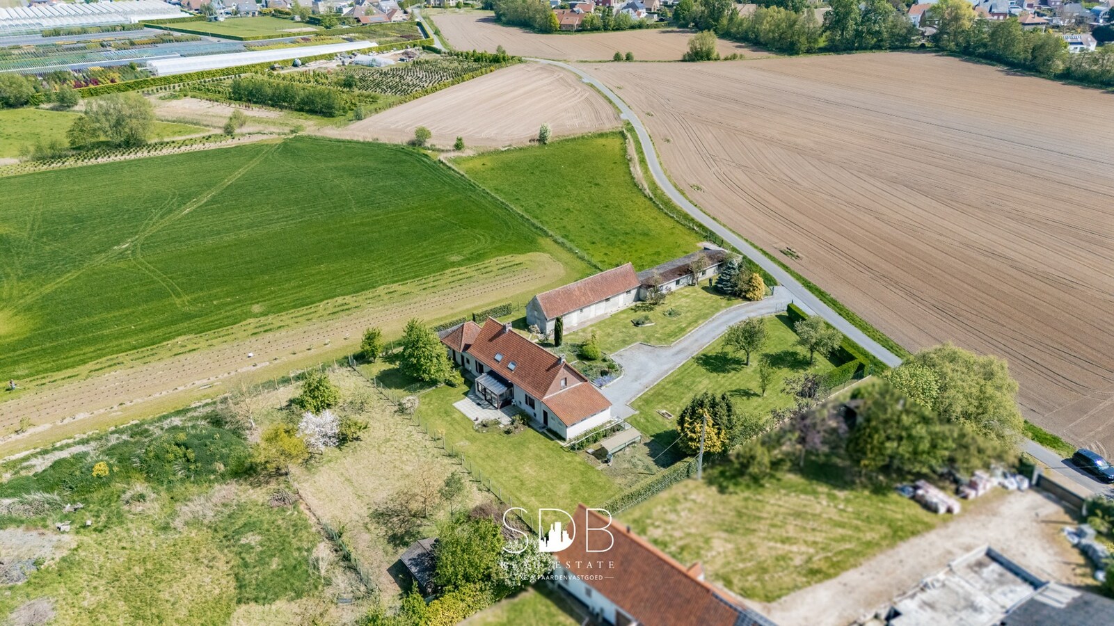 Authentieke hoeve met bijgebouwen en graslanden op 6.664m² met mogelijkheid tot bijkomend grasland op 3.070m² 