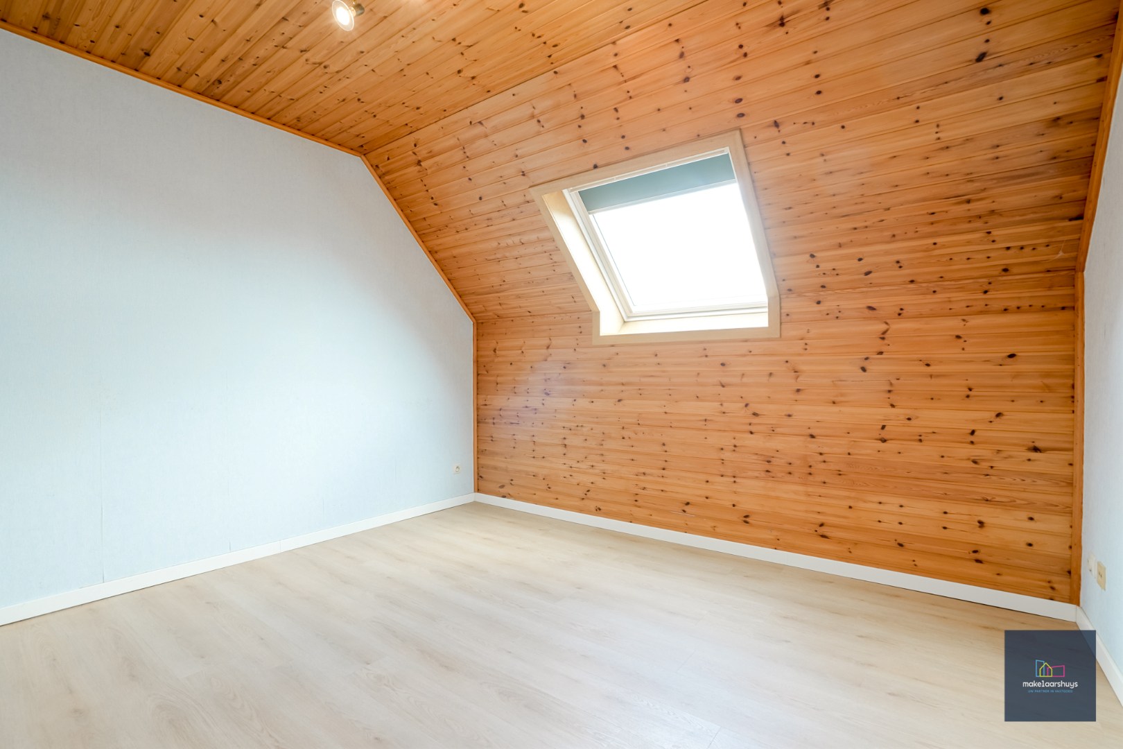 Verzorgde woning in rij met tuin en dubbele garage 