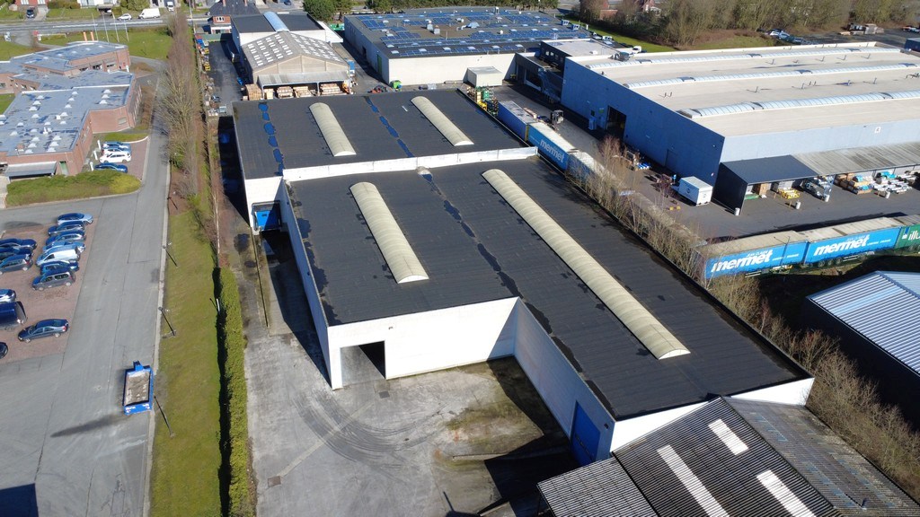 Bedrijfsgebouw met laadkades en kantoren te koop in Ronse