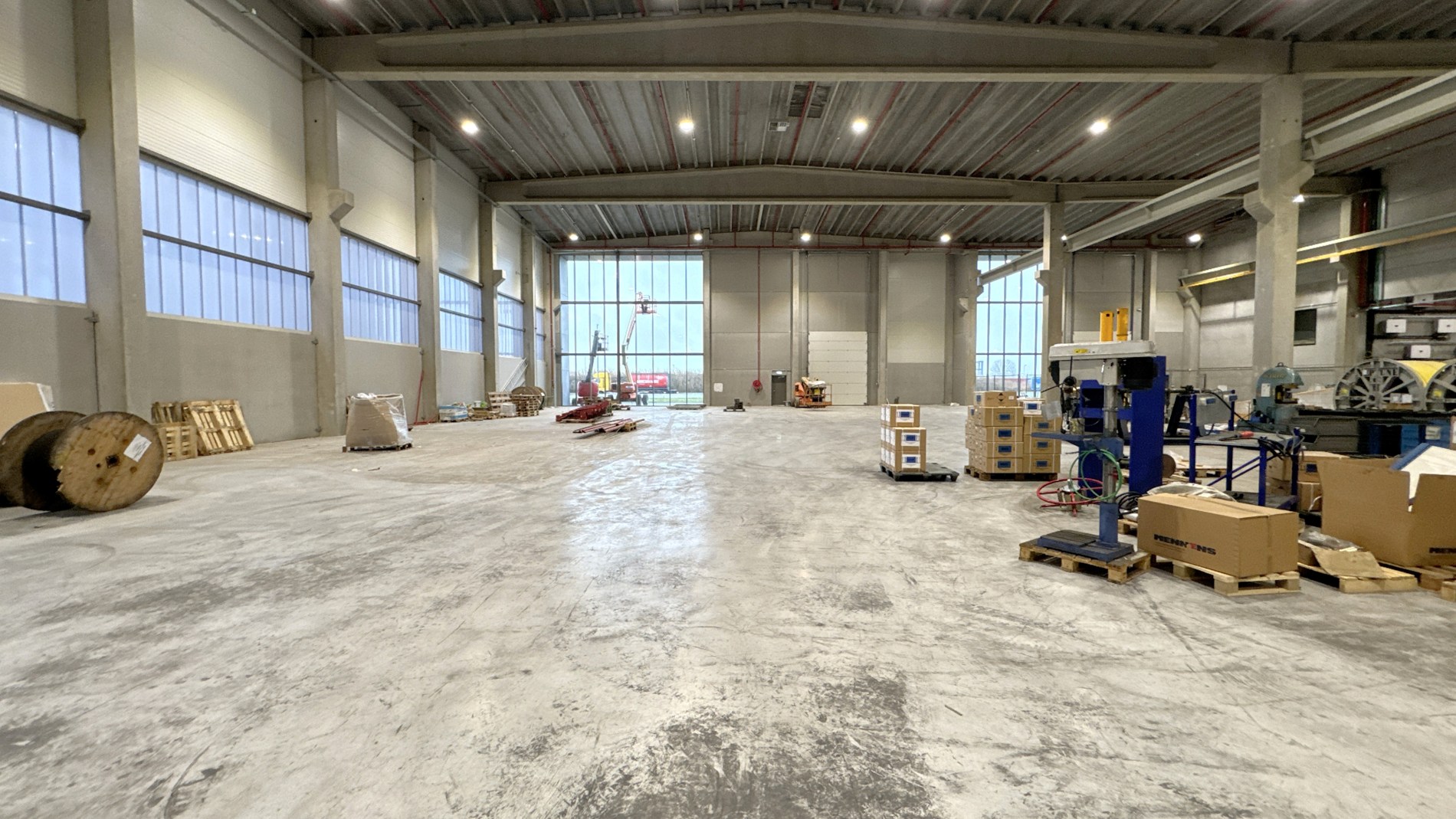 Nieuwbouw magazijn en kantoor te huur in West Port Zwijndrecht