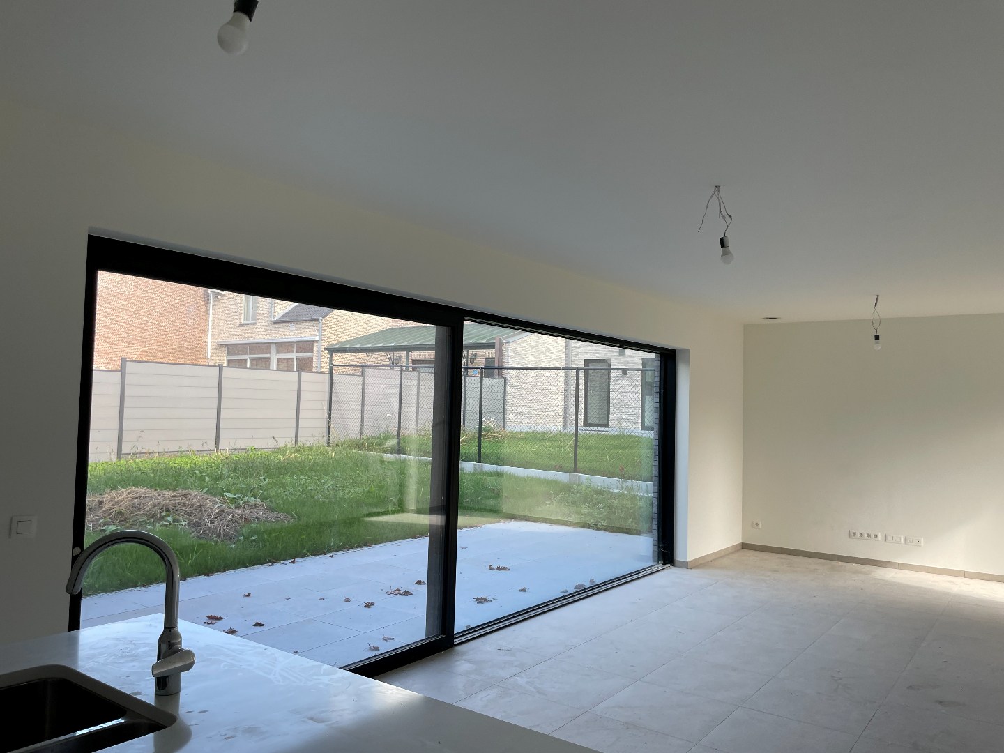 Nieuwbouwwoning met 3 slaapkamers inpandige garage , terras en tuin 