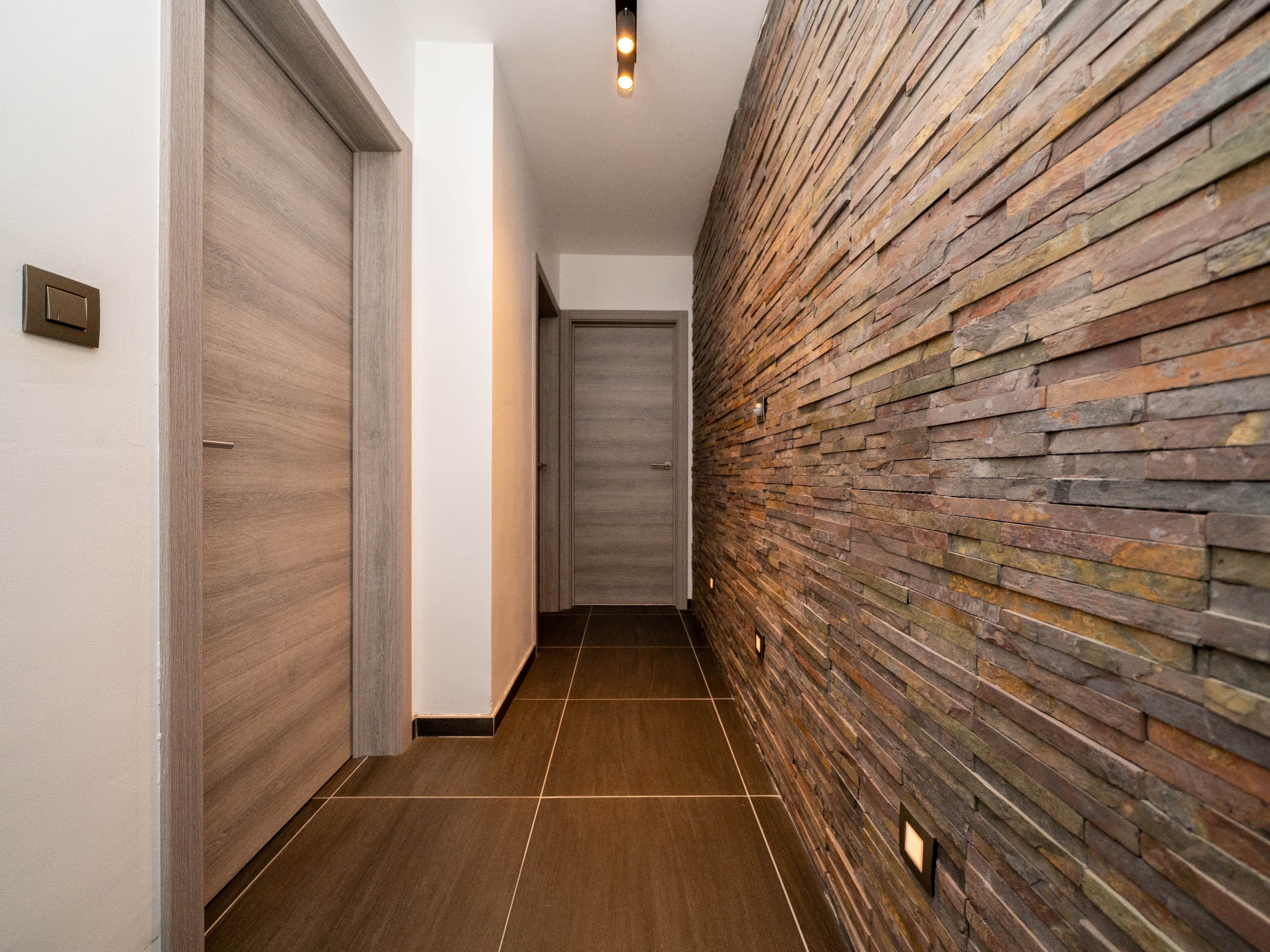 Ruim 2 kamer-appartement met dubbele garage en kelder 