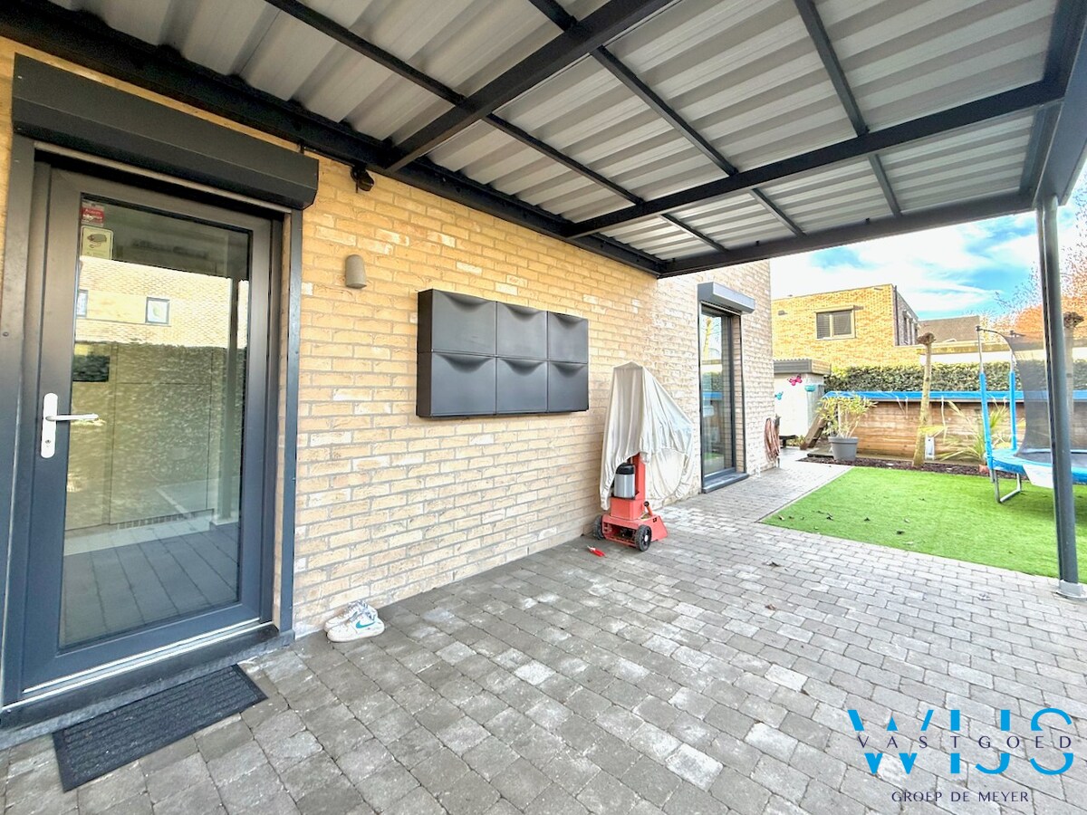 Enorm energiezuinig woonhuis in halfopen bebouwing te Eeklo ! 